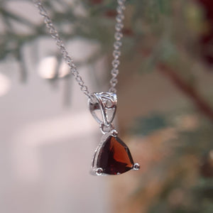 170129 OUT OF STOCK PLEASE ALLOW 3-4 WEEKS FOR DELIVERY 10K White Gold Garnet Pendant